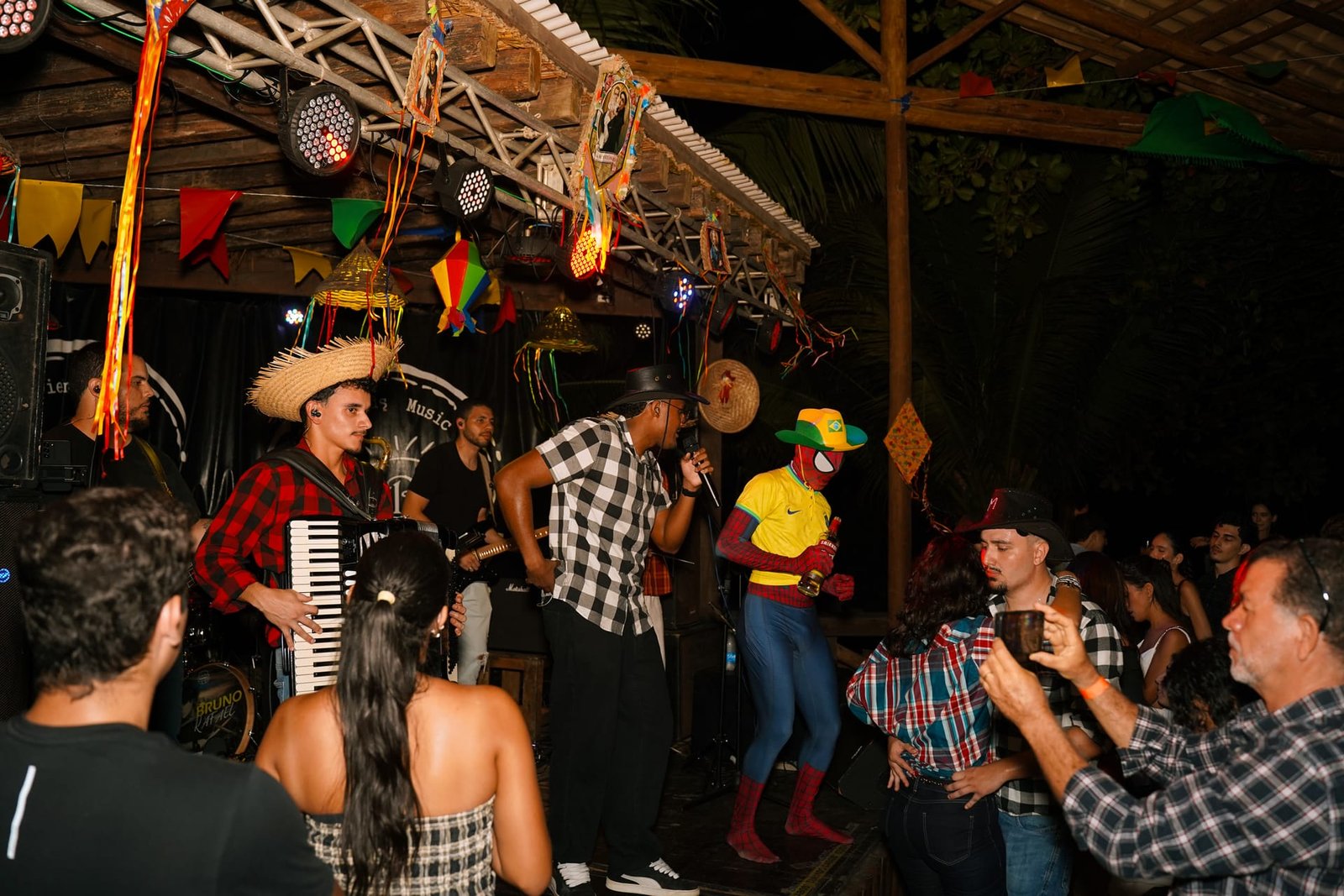 Público dançando em show do Forró de Verdade